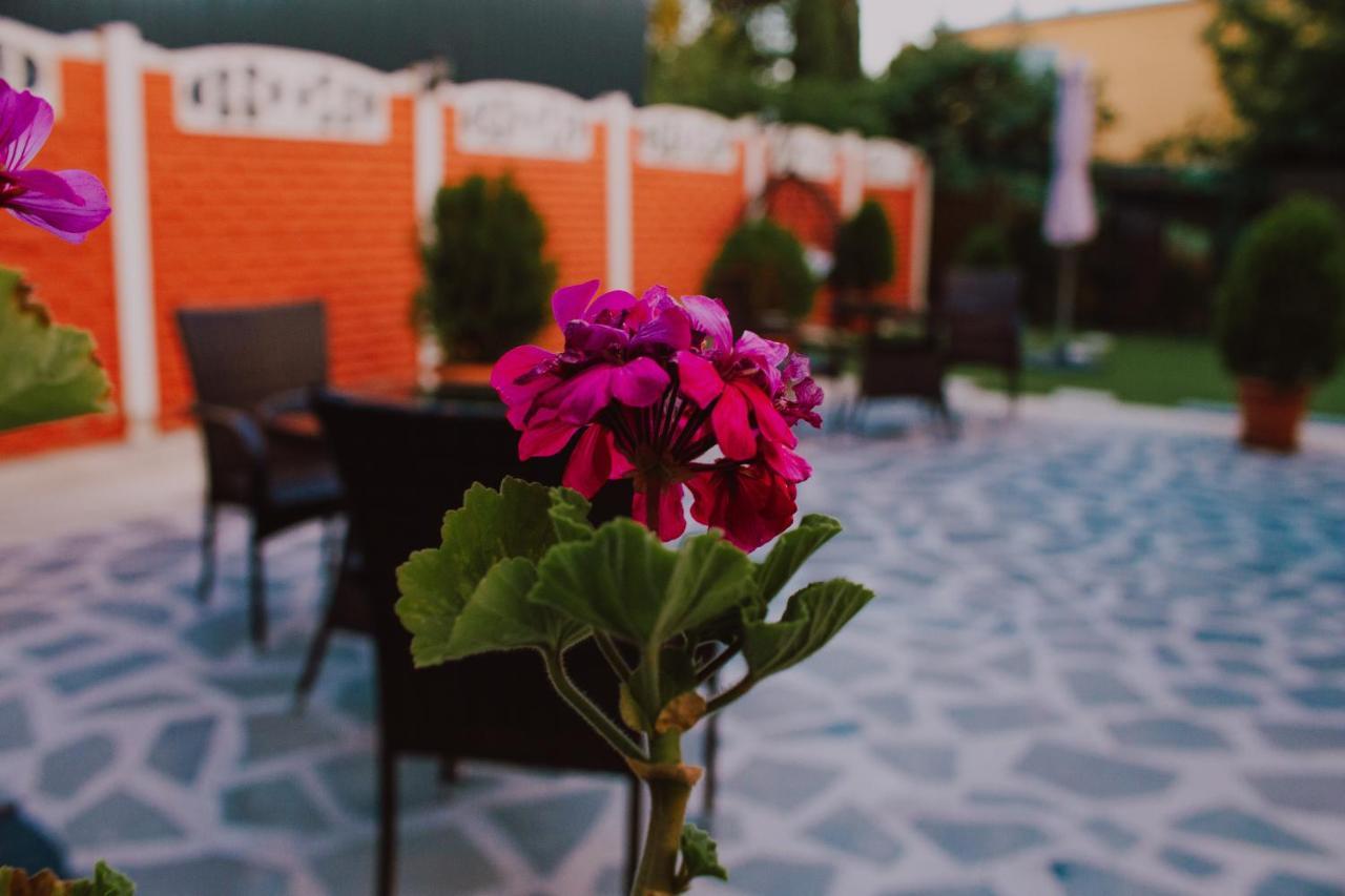 Hotel Lux Tbilisi Ngoại thất bức ảnh